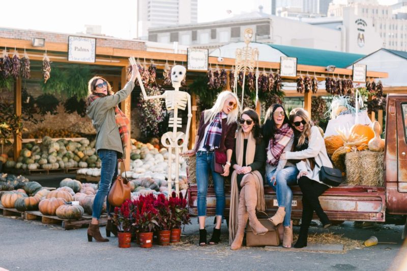 Amanda Miller and fellow Dallas Bloggers wearing their favorite scarves for Fall